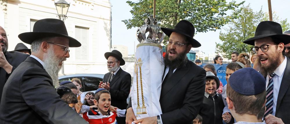 Die Synagogengemeinde Potsdam feiert die Eröffnung ihres Neuen Gemeindezentrums mit einer Torazeremonie.