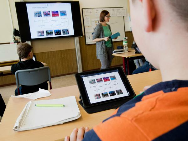 Ein Beispiel aus 2019, in Niedersachsen: Schüler einer 5. Klasse lernen mit iPads im Englischunterricht an einer Oberschule in der Region Hannover.