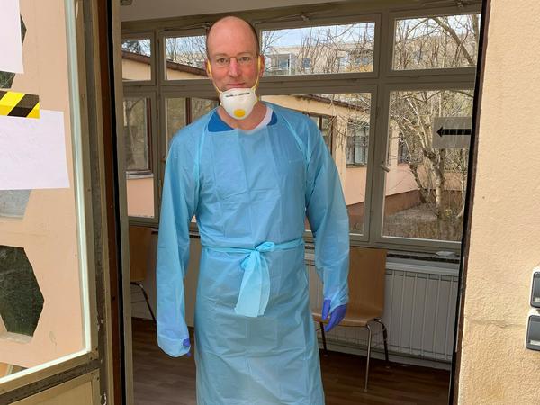 Dr. Ulrich Wüllenkemper, Hausarzt in Potsdam, nimmt Coronaabstriche im Screening-Center Am Stern.