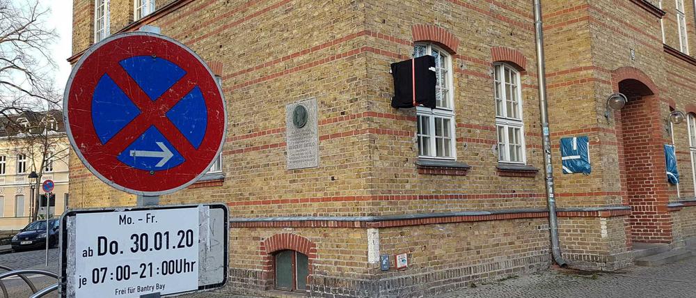 Das "Polizeirevier" in der dritten Staffel von "Soko Potsdam" ist offenbar nun das ehemalige IHK-Gebäude in der Wichgrafstraße 2. Dort hängen, verborgen hinter blauen Plastikmüllsäcken, Schilder mit der Aufschrift "Polizei Brandenburg".