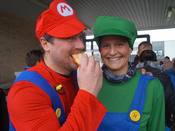 Super Mario und Luigi genossen nach der Zielüberquerung den Teilnehmer-Pfannkuchen zur Belohnung.