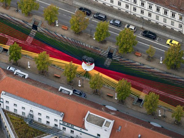 Der Stadtkanal war mit schwarzen, roten und gelben Stoffbahnen dekoriert.