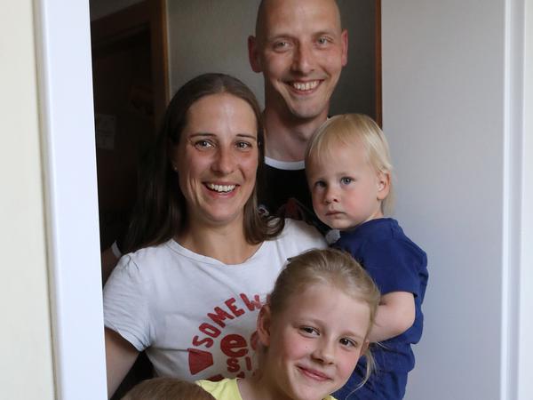Ramona Franke, ihr Partner Thomas Lemke und ihre drei Kinder sind wegen Ramonas Coronainfektion daheim isoliert.