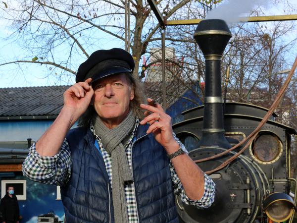 Filmpark-Chef Friedhelm Schatz im Look von Lukas, dem Lokomotivführer vor der Lokomotive "Emma" aus dem Film "Jim Knopf und Lukas der Lokomotivführer".