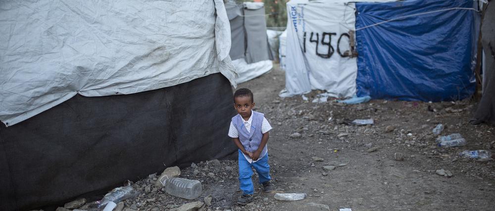 Ein Kind im provisorischen Lager neben dem eigentlichen Flüchtlingslager Moria