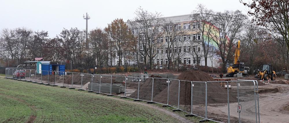 Die Bauarbeiten für das Flüchtlingsheim neben der Regenbogen-Grundschule in Fahrland laufen bereits.