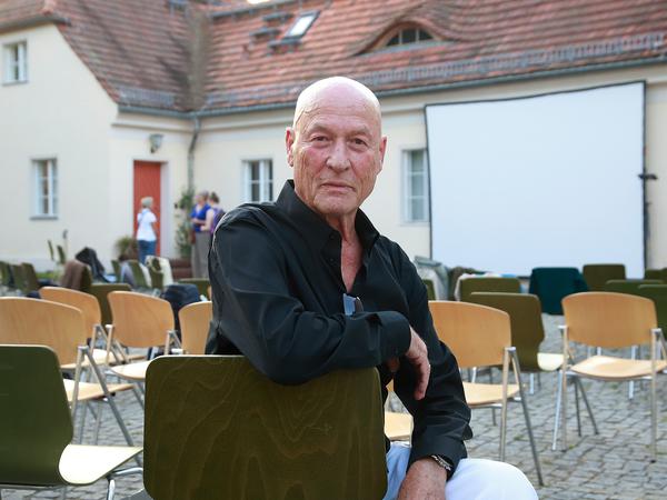 Joachim von Vietinghoff beim Freiluftkino im Wirtschaftshof von Schloss Sacrow bei der Filmreihe zu seinem 80. Geburtstag.