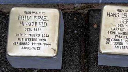 Für den verfolgten jüdischen Juristen Fritz Hirschfeld aus Potsdam wurde ein Stolperstein im niederländischen Nieuwkuijk verlegt.