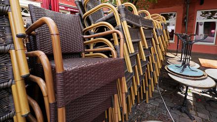 Gastronomie in Potsdam am Nauener Tor. Für Tische und Stühle vor den Restaurants muss eine Sondernutzungsgebühr entrichtet werden.