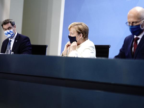 Bundeskanzlerin Angela Merkel, Bayerns Ministerpräsident Markus Söder (l.) und Hamburgs Erster Bürgermeister Peter Tschentscher erläutert die Beschlüsse der Ministerpräsidenten. 
