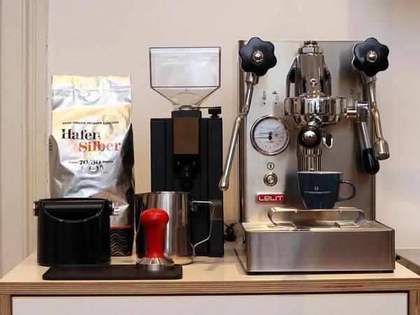 "Die Espressonisten" führen Siebträger-Kaffeemaschinen, wie die „Lelit Mara x“ (rechts) und Zubehör für den perfekten Kaffee.