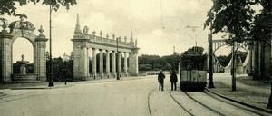 Diese Postkarte mit der Glienicker Brücke wurde 1912 verschickt und stammt aus der Publikation "Die Berliner Vorstadt von Potsdam auf historischen Postkarten". 