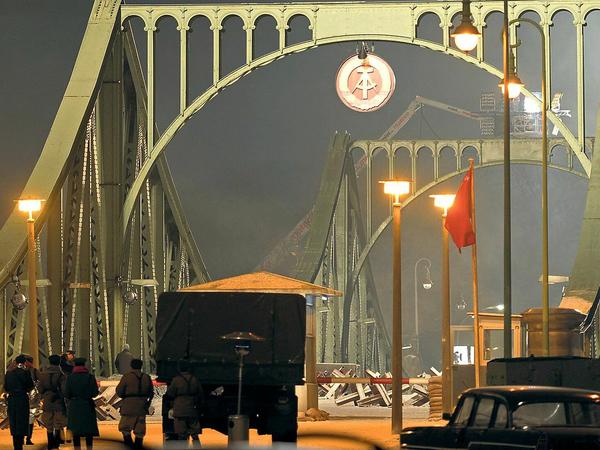 Dreharbeiten zu "Bridge of spies" auf der Glienicker Brücke in Potsdam.