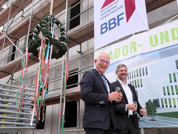 Steffen Schramm, Geschäftsführer der TGZP (links) und Oberbürgermeister Mike Schubert (SPD) halten den Neubau für überfällig.