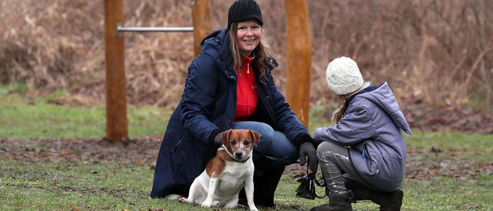 Grit Hübener, hier mit Tochter und Hund, ist erleichtert über die neuen Regeln. 