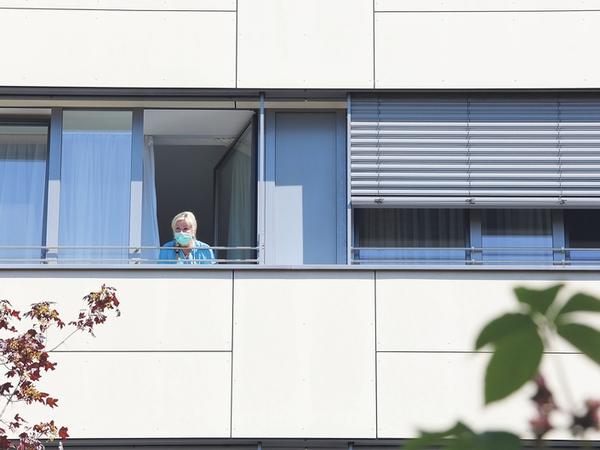 Eine Mitarbeiterin des Bergmann-Klinikums blickt aus dem Fenster.