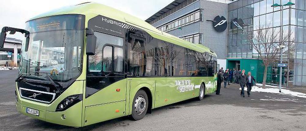 Grüner Bus. Der Volvo 7900 auf dem Betriebshof der Potsdamer Verkehrsbetriebe. In den vergangenen Wochen wurde er auf Potsdams Straßen Probe gefahren. Im Juni soll auch ein Gelenkbus getestet werden. Ein Hybridbus verbraucht 20 Prozent weniger Diesel als ein herkömmliches Modell.