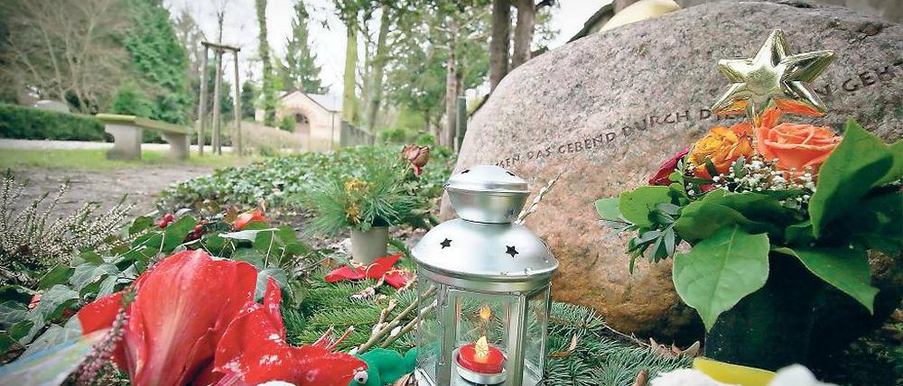 Große Anteilnahme. Auch drei Jahre nach dem Fund einer Babyleiche in Potsdam-West zeigen Potsdamer auf dem Bornstedter Friedhof ihr Mitgefühl und legen Blumen am Grab des ermordeten Mädchens nieder. Von dem Täter oder der Täterin fehlt bislang jede Spur.