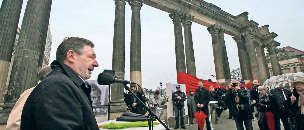 Oberbürgermeister Jann Jakobs (SPD) warnt vor Unterschriften für das Bürgerbegehren zum Erhalt von drei DDR-Bauten in der Potsdamer Mitte. Bei der Einweihung der Ringerkolonnaden neben dem Landtagsschloss fand er am Freitag deutliche Worte.