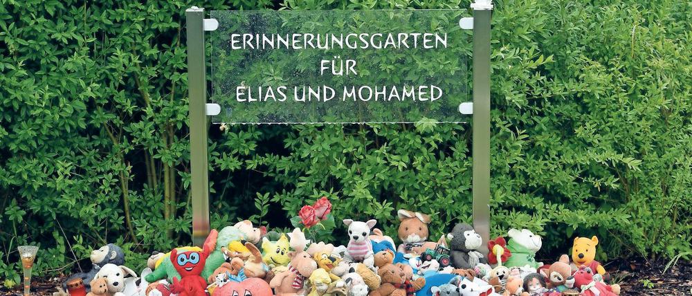 Trauer. Eine Gedenktafel für die ermordeten Kinder Elias und Mohamed befindet sich in einer umgestalteten Parzelle einer Kleingartenanlage in Luckenwalde, wo der Mörder Elias’ Leiche vergraben hatte.