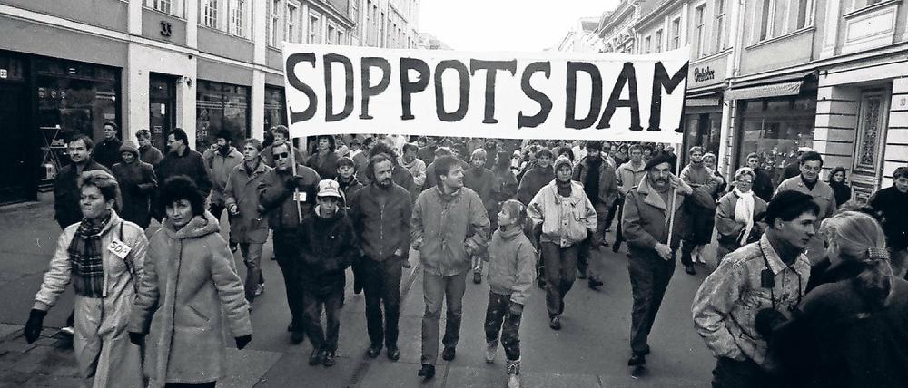 Wendeproteste. Anhänger der Sozialdemokratischen Partei (SDP) demonstrierten 1989 in der Brandenburger Straße.