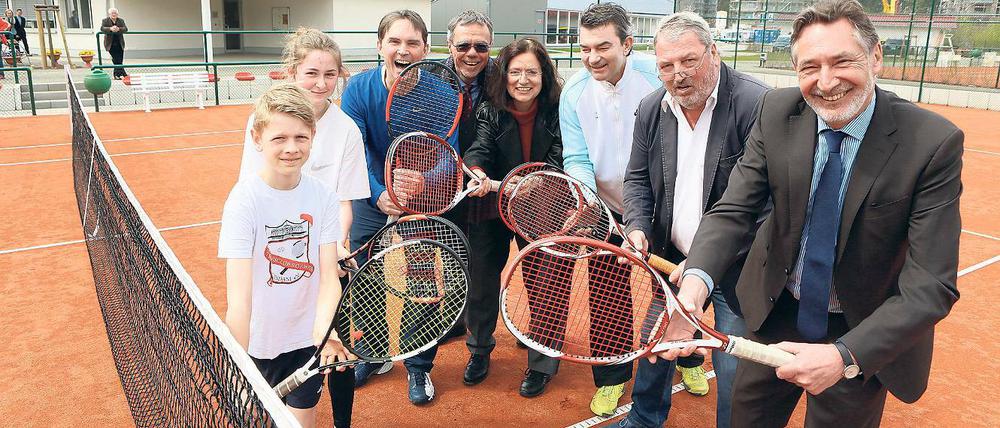 Aufschlag für Rot-Weiß. Am Freitagnachmittag wurde die neue Tennisanlage offiziell in Betrieb genommen, mit dabei: Oberbürgermeister Jann Jakobs (r.).