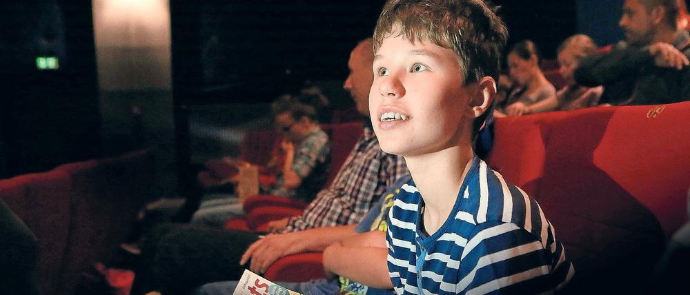 Neue Kinogänger. Vier autistische Kinder des Ludwig-Gerhard- Hauses besuchten im Thalia eine Vorführung, die speziell auf ihre Bedürfnisse abgestimmt ist.
