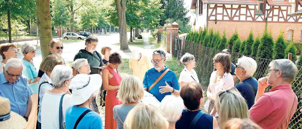 Geschichte am Gartenzaun. Babelsberg-Experte Jörg Limberg führt durch die Domstraße und erklärt, wer hier vor mehr als 100 Jahren baute und wohnte.