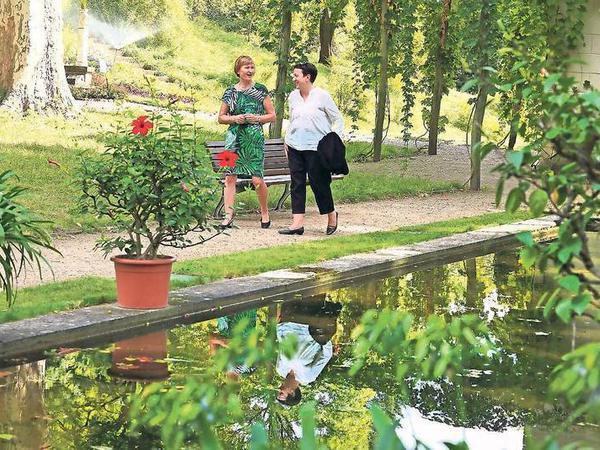 Mit Kerstin Kläring bespricht Janny Armbruster die nächsten Schritte für das Fundraisingprojekt im Botanischen Garten.