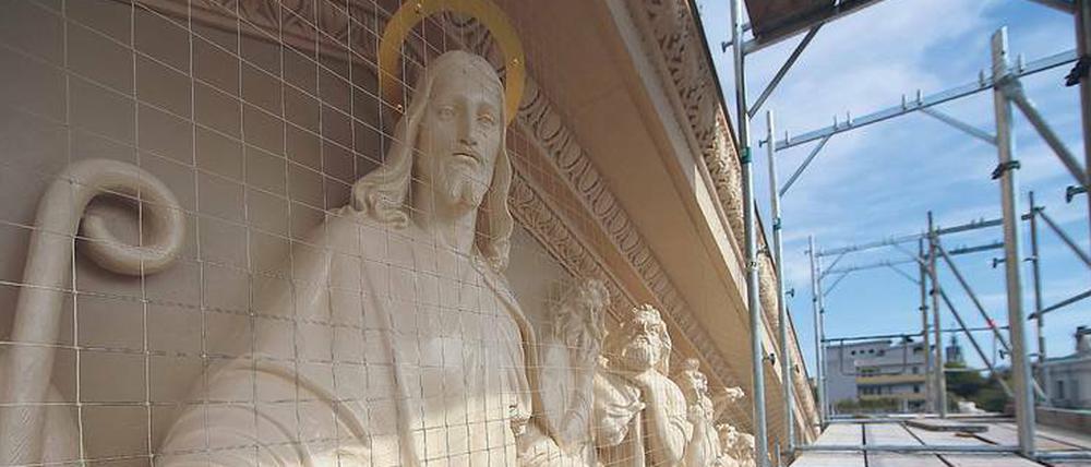 Der Jesus vom Alten Markt. Drei Meter hoch ist der Jesus im Zentrum des rekonstruierten Figurenreliefs.