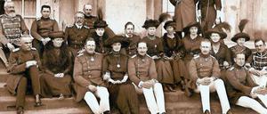 Die Kaiser-Familie ließ sich 1913 auf den Stufen des Neuen Palais, dem Wohnsitz des Kaiserpaars, in Potsdam ablichten. 