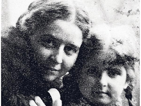 Die Tochter überlebte. Käthe und Gabriele Alexander-Katz (um 1920).