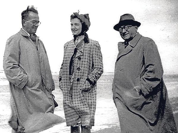 Fritz Hirschfeld (l.) mit Freunden am Meer.