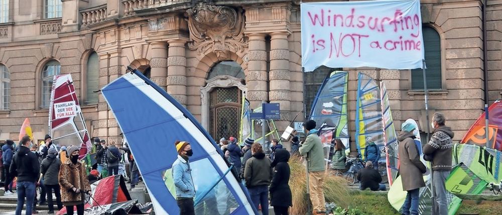 Sie sehen sich kriminalisiert: Über 80 Kitesurfer demonstrierten am Samstag ab 13 Uhr vor dem Potsdamer Rathaus.