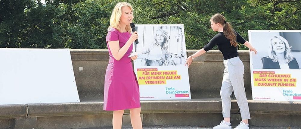 An der Glienicker Brücke, die auch als FDP-Plakatmotiv genutzt wird, startete Linda Teuteberg (l.) den Wahlkampf. 