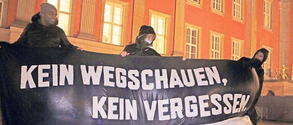 Knapp 100 Personen kamen zur Gedenkkundgebung „Kein Wegschauen! Kein Vergessen!“ am Brandenburger Landtag.