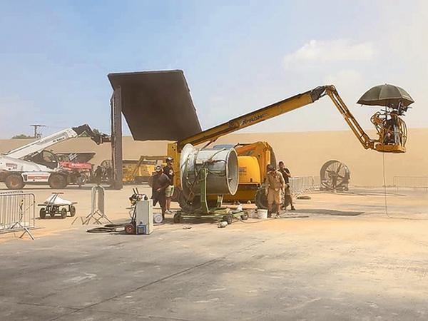Die Sandstürme auf dem Wüstenplaneten erschufen Nefzer und sein Team mit riesigen Windmaschinen und speziellem Filmstaub.