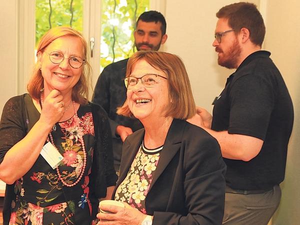 Sozialarbeiterin Sabine Frank mit Gesundheitsministerin Ursula Nonnemacher (Grüne).