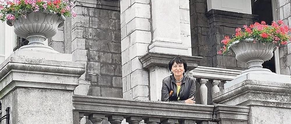 Sigrid Sommer am historischen Rathaus in Maastricht in den Niederlanden.