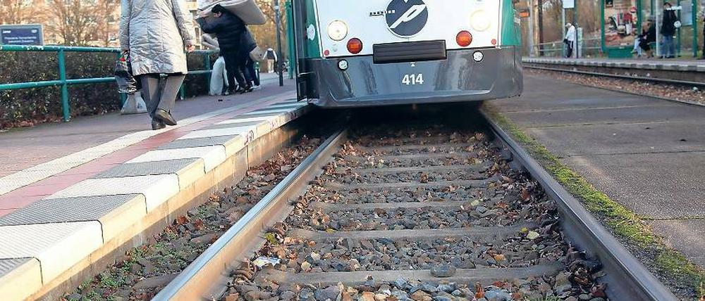 Mehr Platz. Die Straßenbahnen in Potsdam sollen künftig breiter werden. Dafür müssen mehrere Kilometer Gleise in den kommenden Jahren erneuert und umgebaut werden. Erst dann können die Bahnen aneinander vorbeifahren.