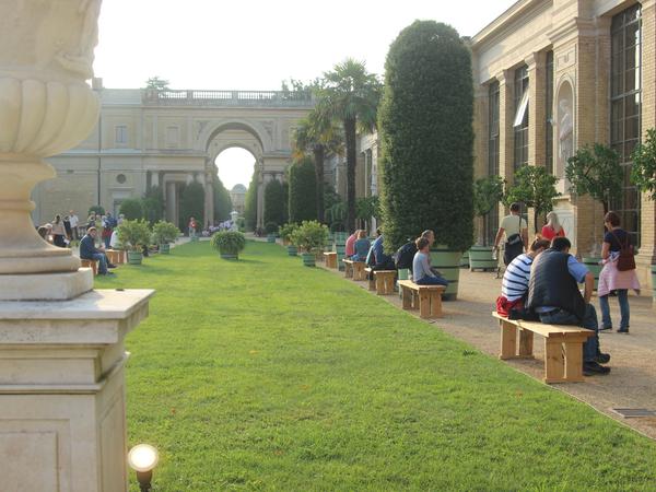 Den Lesungen bei der Schlössernacht konnten Besucher auch vor der Orangerie zuhören.