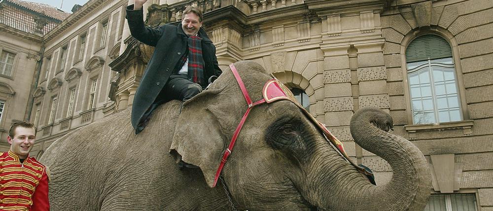 Jann Jakobs durfte in seiner knapp 15-jährigen Amtszeit sogar auf einem Elefanten Platz nehmen - das war im Jahr 2006.
