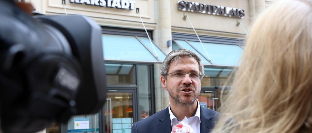 Doch keine Schließung. Potsdams Oberbürgermeister Mike Schubert gibt spontanes Interview vor dem Kaufhaus. 