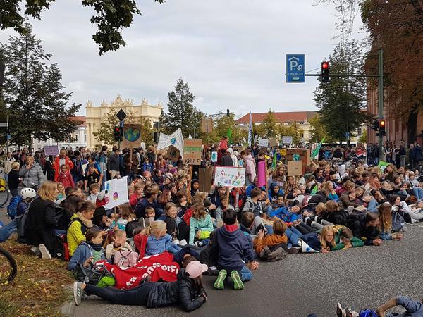 Die Demonstranten gingen am Luisenplatz auf den Boden - für die Opfer des Klimawandels.