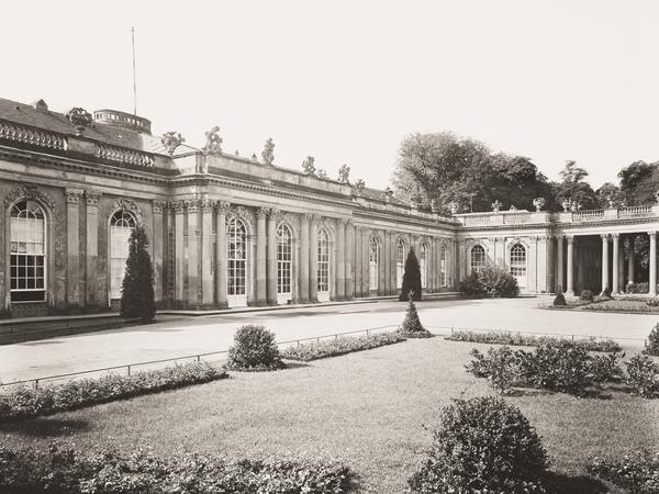 Der Ehrenhof von Sanssouci - aber reichlich bepflanzt.