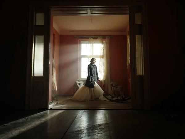 Diana (Kristen Stewart) in ihrem Kindheitshaus.