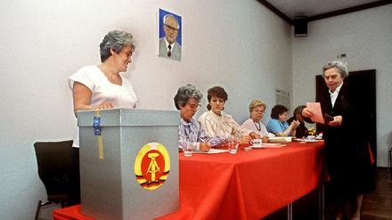 Bei den letzten DDR-Kommunalwahlen am 07. Mai 1989 gibt eine Frau in einem Wahllokal in Ost-Berlin ihre Stimme ab. Am Abend stellt sich heraus: Das Wahlergebnis war gefälscht.
