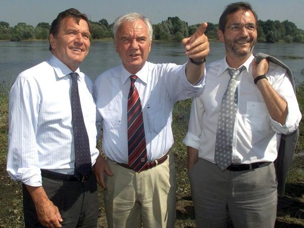 Manfred Stolpe mit dem damaligen Bundeskanzler Gerhard Schröder (l.) und Matthias Platzeck (beide SPD).