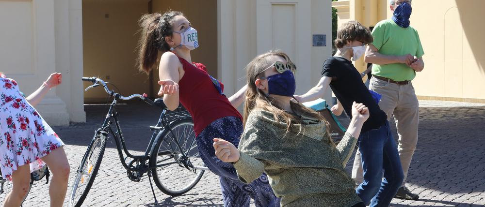 Klimaaktivisten von "Extinction Rebellion" tanzten vor dem Brandenburger Tor in Potsdam.