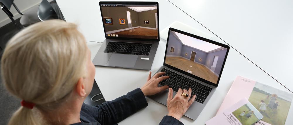 Museumschefin und Kuratorin Ortrud Westheider erarbeitet das Konzept mit einer Spezialsoftware am Rechner (links) - auf dem rechten Bildschirm die 360-Grad-Ausstellung von der Webseite.